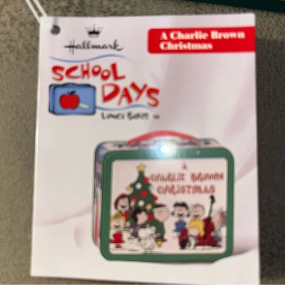 NWT Hallmark Peanuts 50th anniversary Christmas set. Snow globe,book & lunch box - Picture 14 of 16